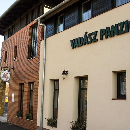 Vadasz Panzio Es Etterem Сомбатели Екстериор снимка