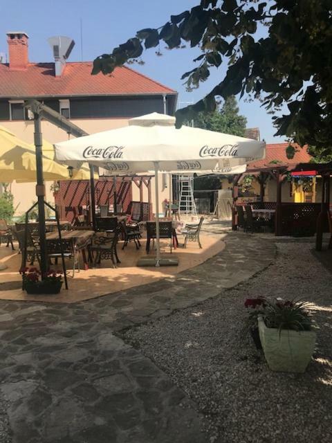 Vadasz Panzio Es Etterem Сомбатели Екстериор снимка
